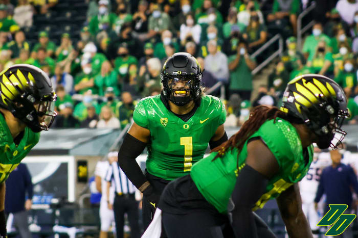 Linebacker Noah Sewell yells out a call on defense vs. the Arizona Wildcats in 2021.
